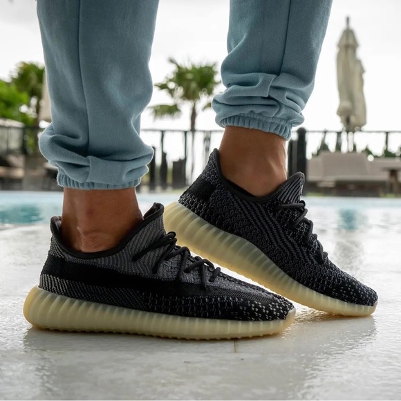 BNIB Men’s Yeezy Boost 350 V2 Carbon BNIB - Picture 3 of 9